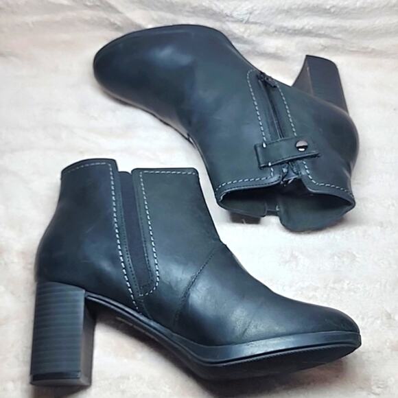 CLARKS BAYLA GLOW FASHION BLACK BOOTS NUBUCK LEATHER LADIES 8.5 NWOB■VELCRO STAP - Picture 11 of 16